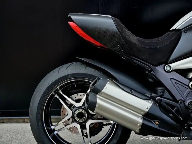2013 Ducati Diavel AMG in Street, Cruisers & Choppers in Oshawa / Durham Region - Image 12