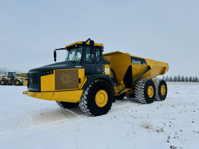 2019 DEERE 410E ROCK TRUCK  in Heavy Equipment in Calgary - Image 2