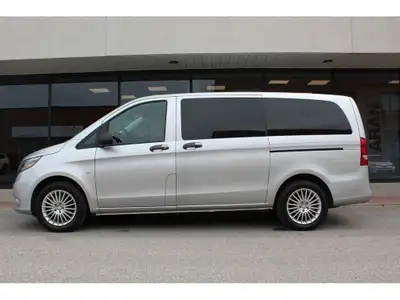 2018 MERCEDES METRIS 7 PASSENGERS LEATHER SEATS VAN WITH SIDE AND REAR PRIVACY GLASSES AND DUAL POWE...