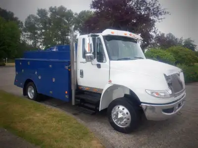 2012 International DuraStar 4300 Welding Truck with Air Brakes Diesel Dually, 6.4L V8 DIESEL engine,...