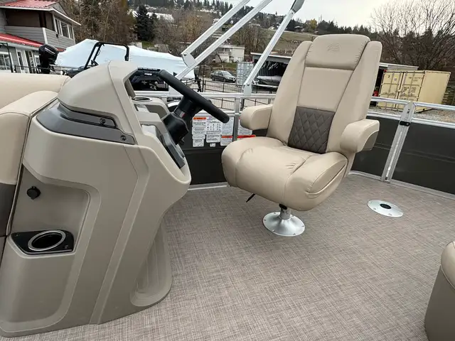 2025 Sun Tracker Fishin' Barge 20 DLX, pontoon boat in Powerboats & Motorboats in Vernon - Image 17
