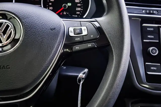 2021 Volkswagen Tiguan Trendline 4MOTION • HEATED SEATS • CP/AA dans Autos et camions dans Ottawa - Image 19