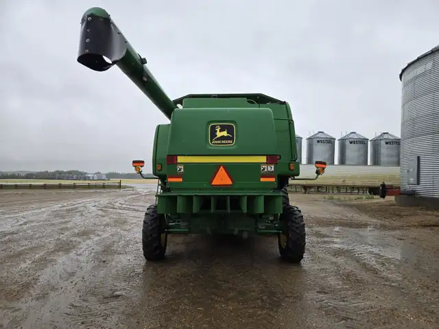 2000 John Deere Combine 9650 in Farming Equipment in Kamloops - Image 10