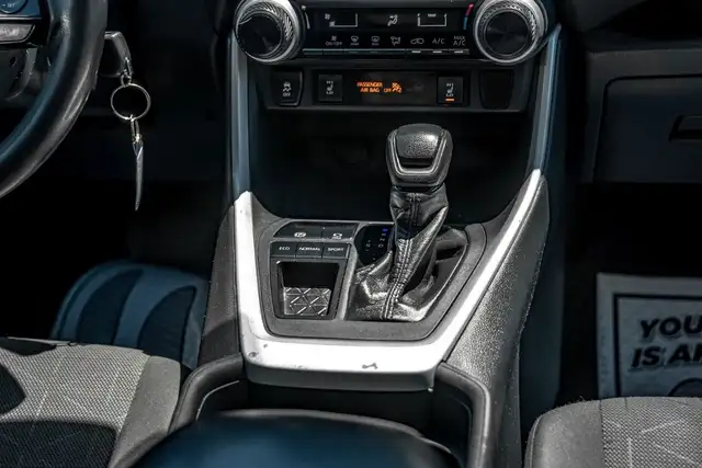 2020 Toyota RAV4 LE | CAM | HEATED SEATS | ONE OWNER in Cars & Trucks in City of Toronto - Image 16