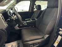Le Toyota Tundra SR5 TRD Sport 2024 est une version dynamique et robuste du célèbre camion pleine gr... (image 9)