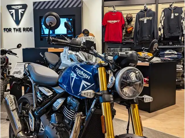 2025 Triumph Speed 400 // Caspian Blue/Storm Grey in Dirt Bikes & Motocross in Winnipeg - Image 4