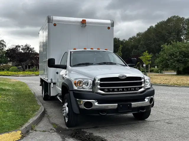 2008 Ram 5500 12 Foot Cube Van with Shelves in Heavy Trucks in City of Toronto - Image 3