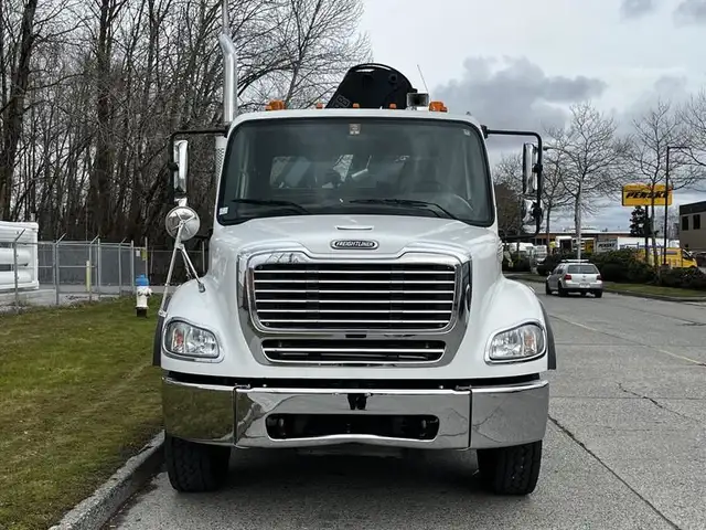 2006 freightliner M2 112 15 foot Flat Deck With Hiab Crane Diese in Heavy Trucks in Richmond - Image 4
