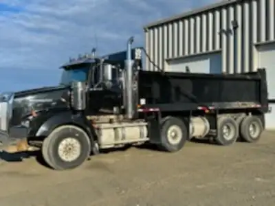 trucks computer odometer reads 387,916km's, 10976 hours, Detroit DD15, 505hp. 18 speed trans., Lift...