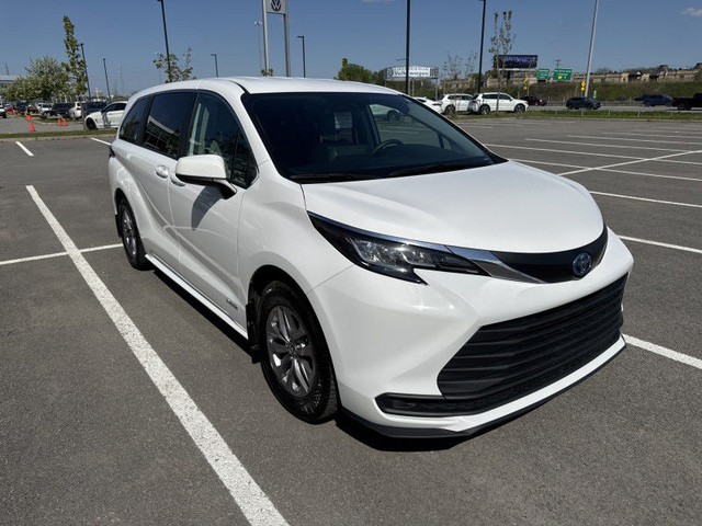 2021 TOYOTA SIENNA LE HYBRIDE SIEGE CHAUFF VOLANT CHAUFF HITCH E in Cars & Trucks in Laval / North Shore - Image 3
