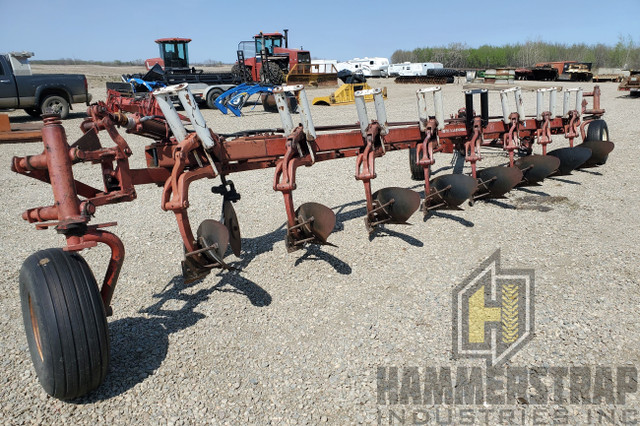  INTERNATIONAL HARVESTER 700 8 Bottom Breaking Plow in Farming Equipment in Edmonton - Image 4