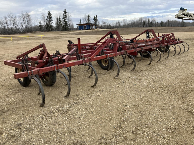 5500 35 Ft Deep Tillage Cultivator in Farming Equipment in Edmonton - Image 3