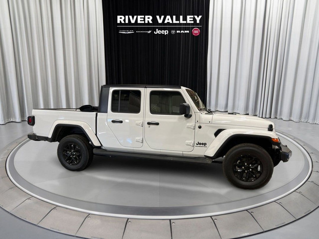2022 Jeep Gladiator in Cars & Trucks in Strathcona County - Image 2