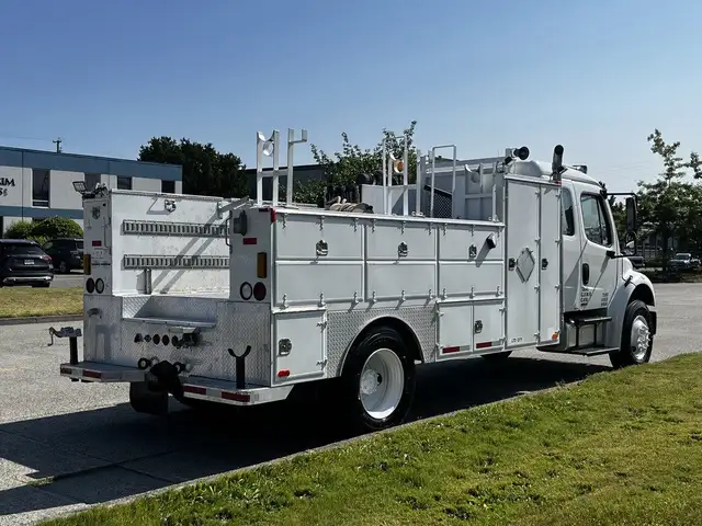 2004 Freightliner M2 106 CAT C7 Service Truck with Pumps in Heavy Trucks in Delta/Surrey/Langley - Image 12