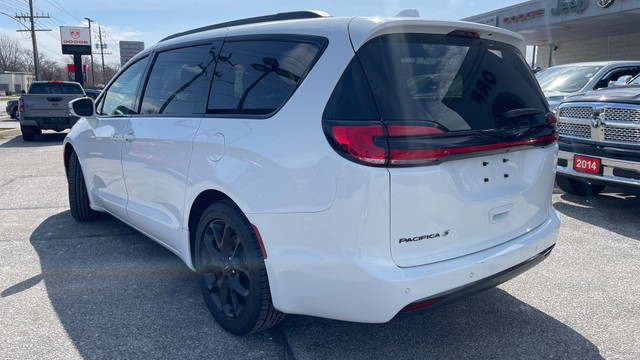 2022 Chrysler Pacifica Touring L in Cars & Trucks in Sarnia - Image 3