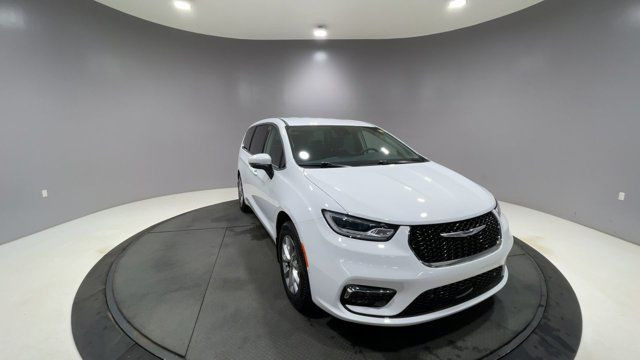 2023 Chrysler Pacifica Touring L - CLEAN CARFAX - ONE OWNER in Cars & Trucks in Strathcona County - Image 2