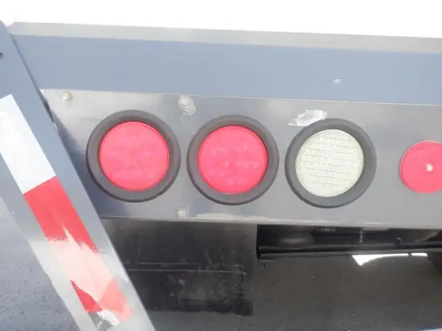 2008 international 7400 Garbage Truck Air Brakes Diesel in Heavy Trucks in Richmond - Image 14