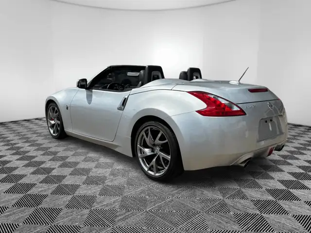 2014 Nissan 370Z 2dr Roadster Auto Touring w/Bordeaux Top in Cars & Trucks in Medicine Hat - Image 12