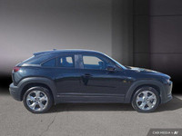 Le Mazda MX-30 EV GS 2024 est le premier véhicule entièrement électrique de Mazda, offrant une expér... (image 7)