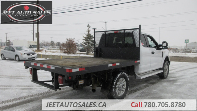 2017 FORD F-350 XLT EXTENDED CAB FLAT DECK in Cars & Trucks in Edmonton - Image 4