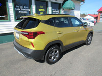 Almost BRAND NEW 2023 with only 4000kms! No waiting here! This golden Seltos is the front wheeld dri... (image 8)