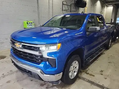 New Price! 2022 Chevrolet Silverado 1500 LT Crew Cab LT 5.3L V8 | Chrome Steps and Hard Tonnea Certi...