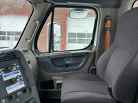 Ryder Stock ID: 840610 Transmission Type/Speed: Auto 12 Engine: DIESEL DD13 GHG'17 450/1625 Horse Po... (image 8)