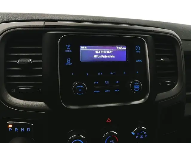 2019 Ram 1500 Classic Quad Cab 4x4 v6 3,6L Boite fermee Camera 6 in Cars & Trucks in Laval / North Shore - Image 26