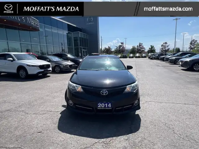 2014 Toyota Camry SE dans Autos et camions dans Barrie - Image 9