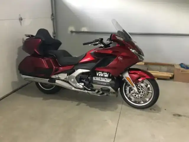 2018 HONDA GOLDWING TOUR GL1800 (FINANCING AVAILABLE) in Street, Cruisers & Choppers in Kelowna - Image 3