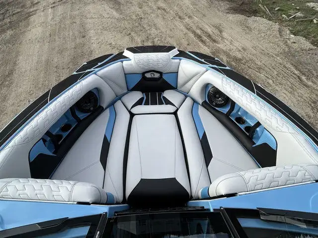 2025 Centurion Ri230 in Powerboats & Motorboats in Kelowna - Image 9