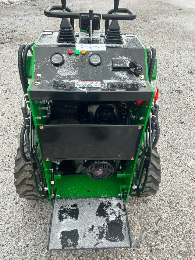 NEW MINI SKID STEER with Briggs and Stratton Engine + Snow Plow in Heavy Equipment in Markham / York Region - Image 4