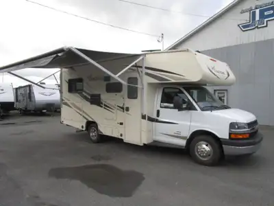 2020 Coachmen Freelander 21QB. Motorisé class C de Coachmen de très bonne qualité avec lit en arrièr...