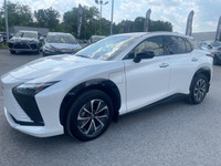 Le Lexus RZ 450e 2023 Signature est le tout premier VUS électrique de la marque, basé sur la platefo... (image 1)