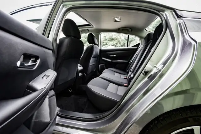 2022 Nissan Sentra SV • REMOTE START • SUNROOF • HEATED SEATS dans Autos et camions dans Kingston - Image 29