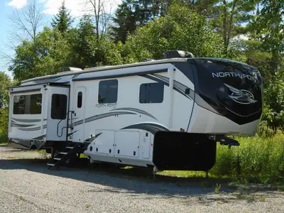 This used fifth wheel is fully loaded with all working appliances! Perfect for any family wanting to...