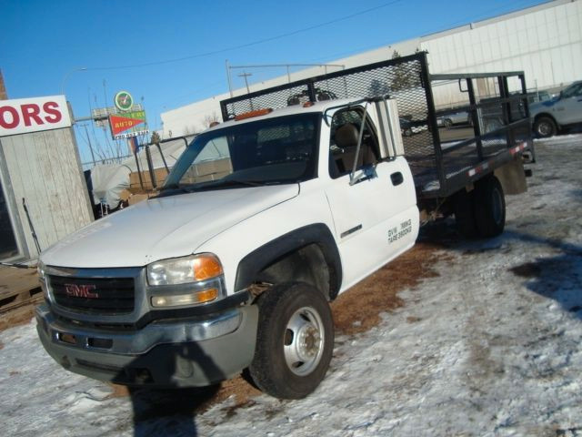 2005 GMC Sierra 3500 DRW LONG WHEEL BASE FLAT DECK in Cars & Trucks in Edmonton