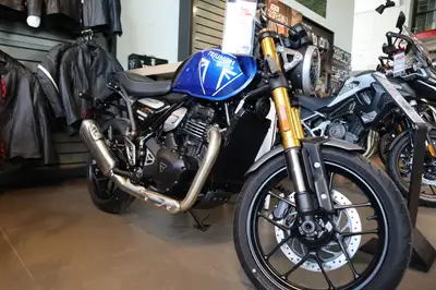 2024 Triumph Speed 400 Caspian Blue / Storm Grey The Speed 400 brings Triumph’s unmistakable strippe...