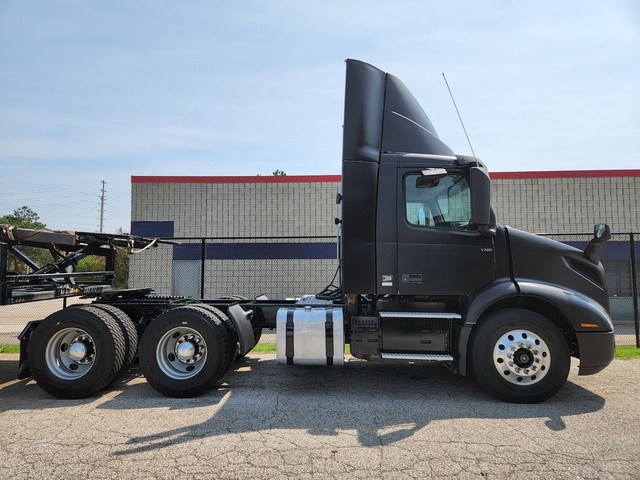  2018 Volvo VNR Automatic, LOW KMS, Volvo D13, LIKE NEW in Heavy Trucks in City of Montréal - Image 3