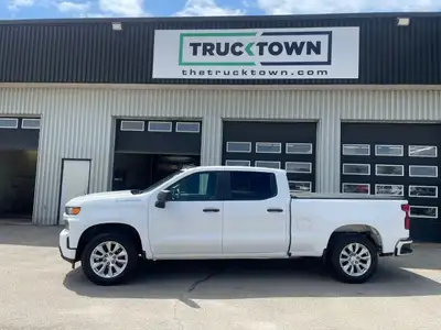 2021 Chevrolet Silverado 1500 Crew Cab 4WD Custom with the 5.3L and only 113,000kms. Clean history w...