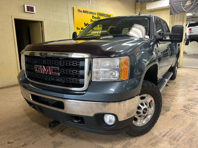 2011 GMC Sierra 2500 SLE in Cars & Trucks in Windsor Region