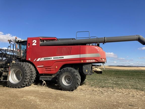 2018 Massey Ferguson 9565 in Farming Equipment in Medicine Hat - Image 2