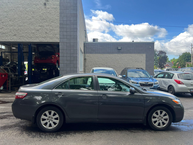 2007 Toyota Camry Hybrid • Accident Free • Dealer Serviced in Cars & Trucks in City of Toronto - Image 4