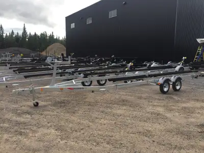 Remorque à ponton galvanisée à deux essieux. Longueur du bateau: 18' - 22' Capacité totale: 2,720 lb...