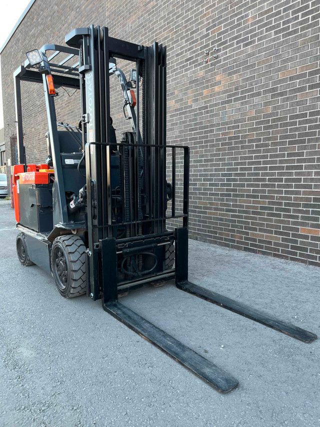 TOYOTA 5000 LBS CAP ELECTRIC FORKLIFT 3 STAGE BRAND NEW BATTERY in Heavy Equipment in Mississauga / Peel Region - Image 3