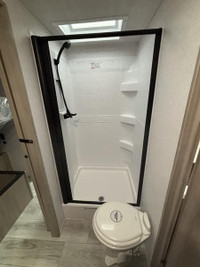 Della Terra DET251RD The perfect couples trailer! This half-ton towable travel trailer measures unde... (image 8)