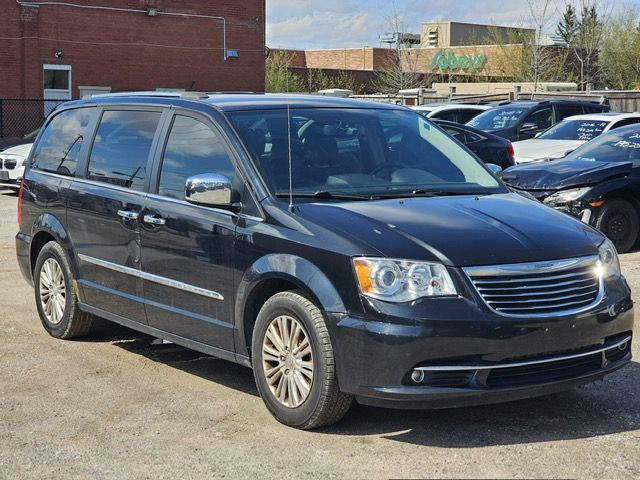 2015 Chrysler Town & Country in Cars & Trucks in Mississauga / Peel Region