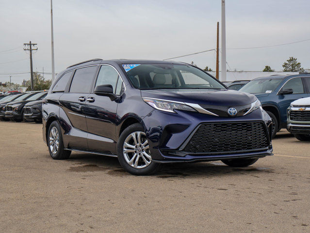2022 Toyota Sienna XSE AWD 2.5L Hybrid 7 Passenger in Cars & Trucks in Edmonton - Image 2