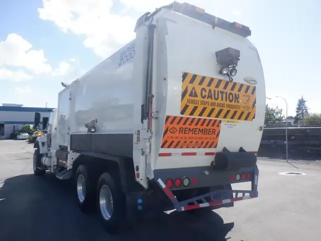2008 international 7400 Garbage Truck Air Brakes Diesel in Heavy Trucks in Richmond - Image 9