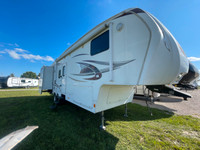 2010 Laredo 298BH 5th Wheel - 2 bedroom - 1.5 bathroom- 3 slides